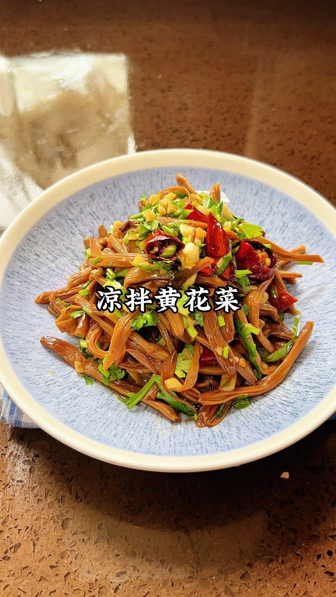 吃剩下的黄花菜不知道怎么办?可以试试这样做,做法简单又美味