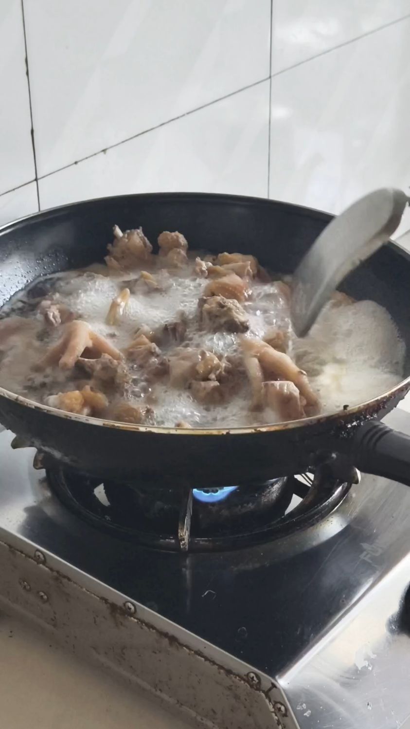 买的鸡肉跟土鸡肉就是没法比,必须焯水去腥味,口感差了些