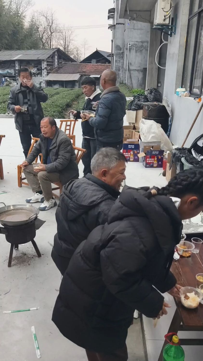 又到了吃“刨汤宴”的季节,天天有吃不完的美食,这生活你喜欢吗