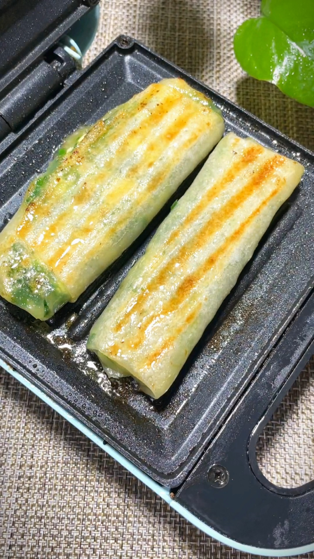 简单又好吃的韭菜鸡蛋盒子