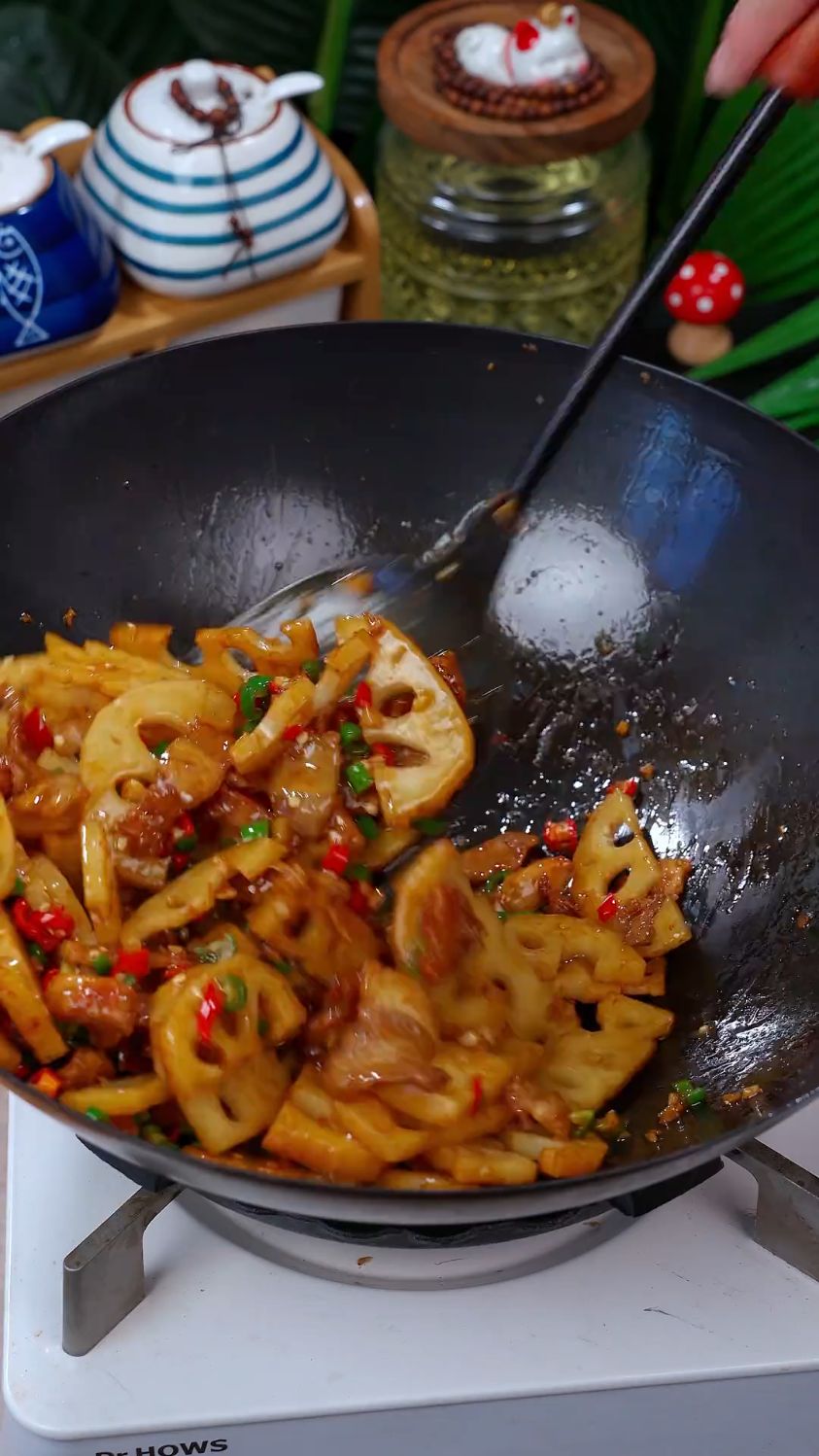 莲藕炒肉这样做又香又脆，非常好吃又下饭！