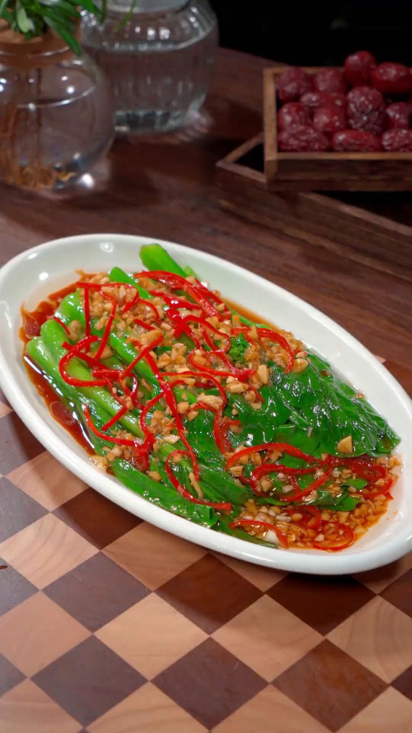 节日广东人的餐桌上少不了这道清爽解腻的白灼菜心