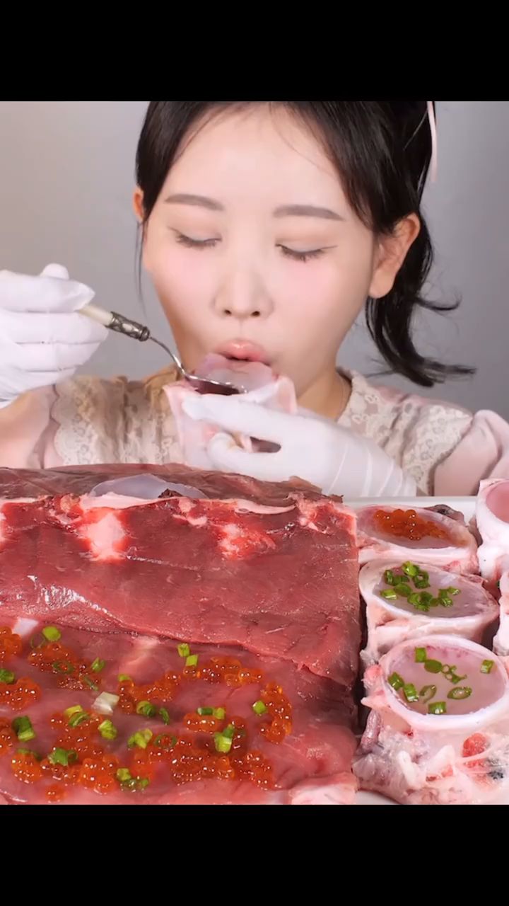 生吃金枪鱼排骨和骨髓！
