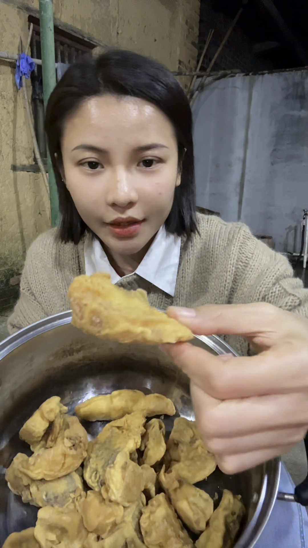小七今天跟表哥学习做油炸鱼,金黄诱人咬起来嘎嘣脆,太鲜甜了
