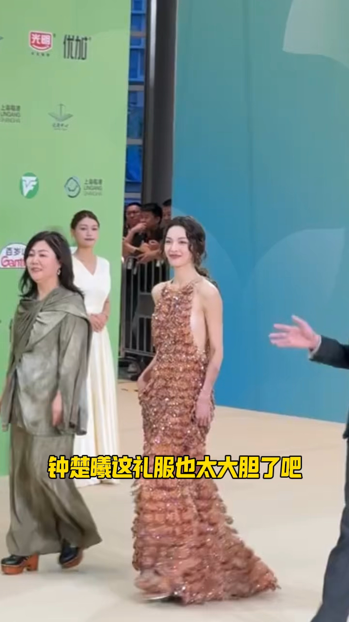 钟楚曦这礼服也太大胆了吧 侧面看那裸露程度 为了吸睛也是拼了