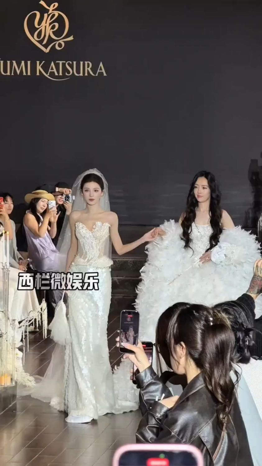 郭碧婷张予曦身穿婚纱同框走秀,网友感叹好像白天鹅公主太美了