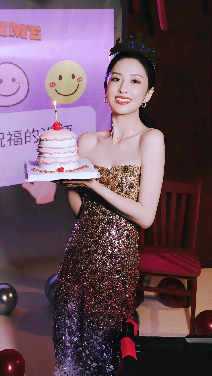 佟丽娅生日派对，手捧蛋糕，美到认不出