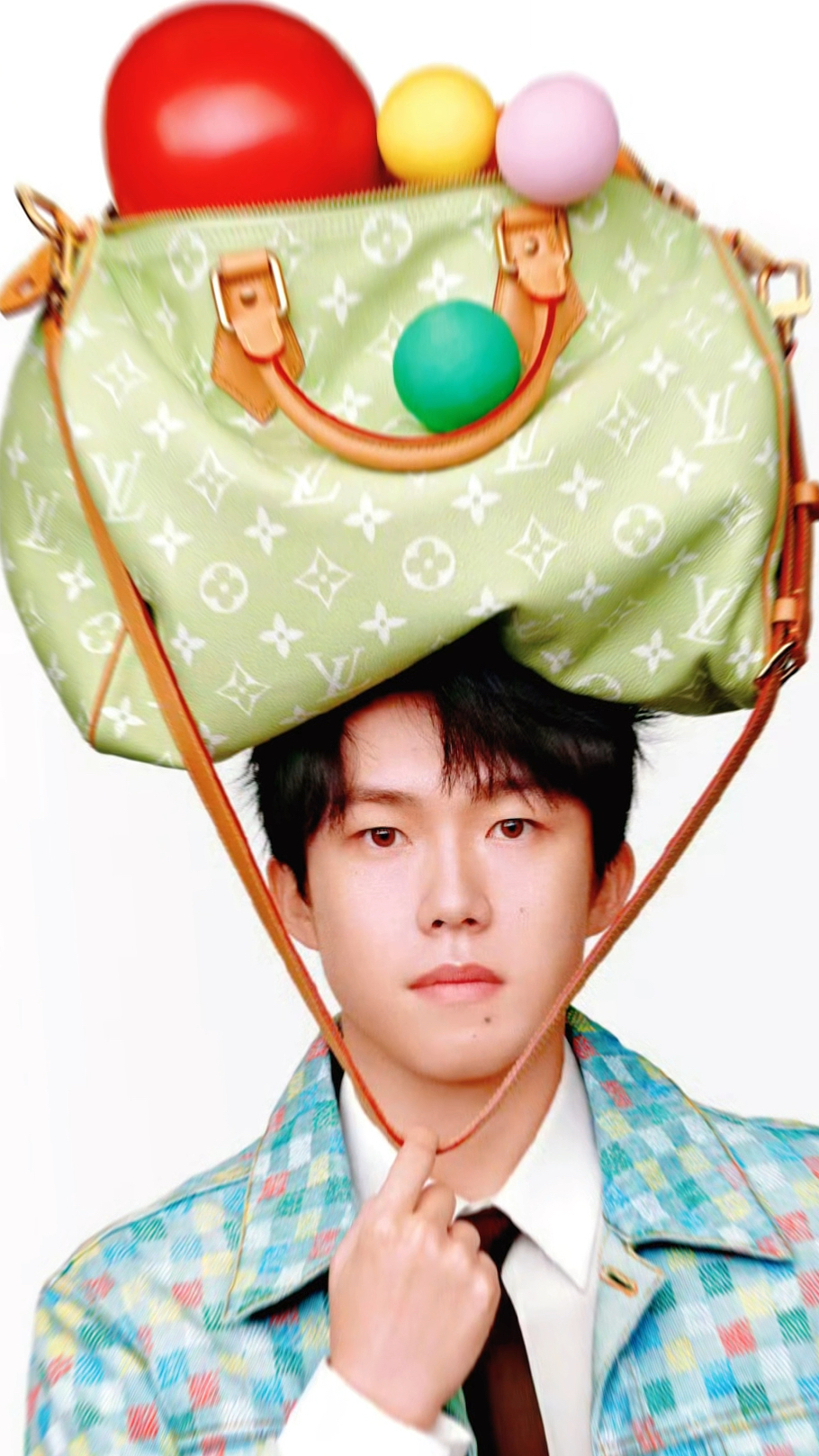 王楚钦最新时尚杂志写真,露出人鱼线,这时尚表现力你给打几分?