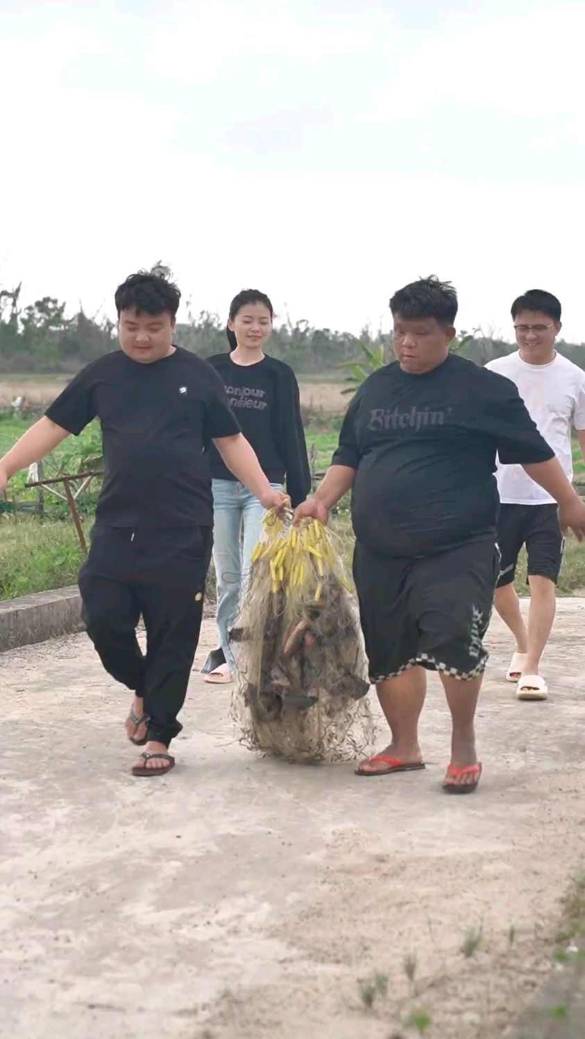 今天带表妹体验下我们的童年生活放网抓鱼,结果抓满满一网三毛鱼