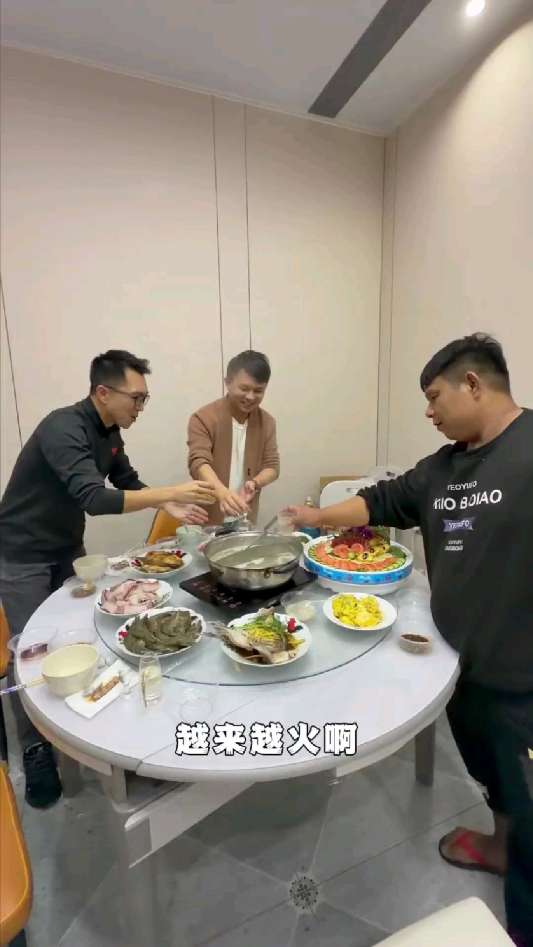 阿熊拿十几斤的章红鱼和海甘草鱼去阿业家加餐！