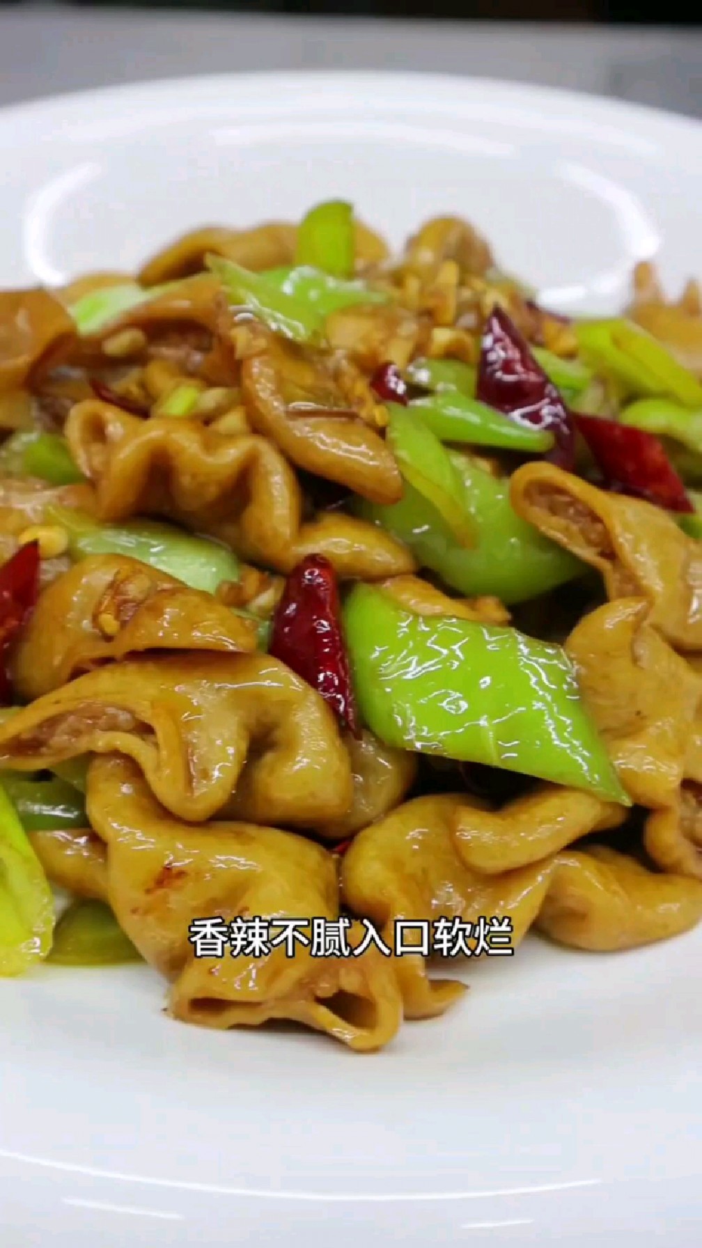 尖椒炒肥肠这样做，香辣不腻，入口软烂