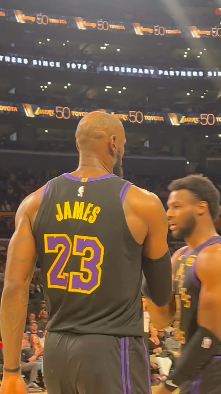 詹姆斯31分9篮板10助攻下场，布朗尼登场