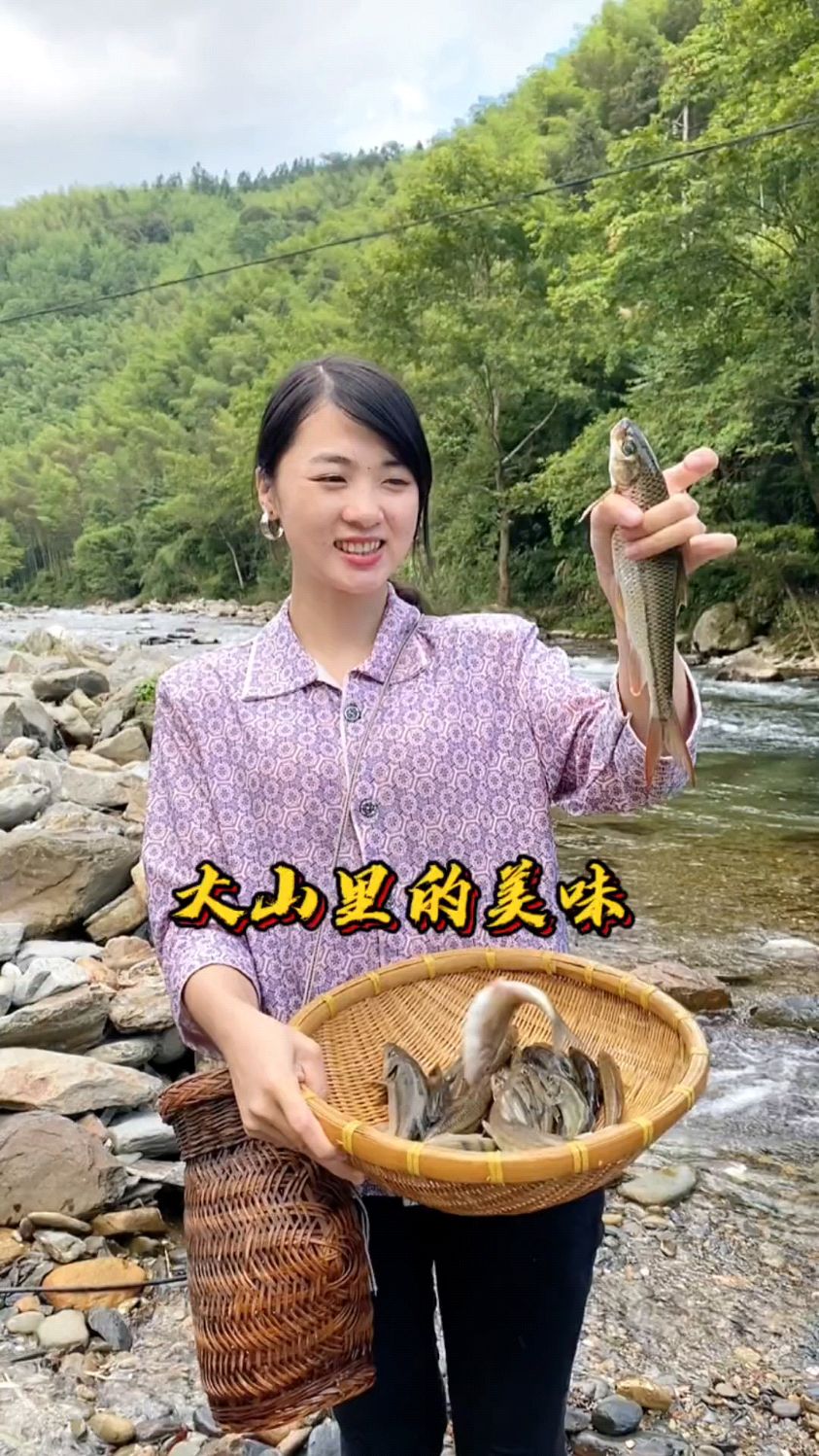 简单而快乐的农村生活,在清澈见底的乡间小河里捕鱼!