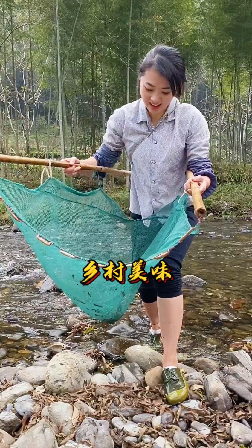 在大山里每天忙完手头上的事情,都要去河里弄点夜饭菜!
