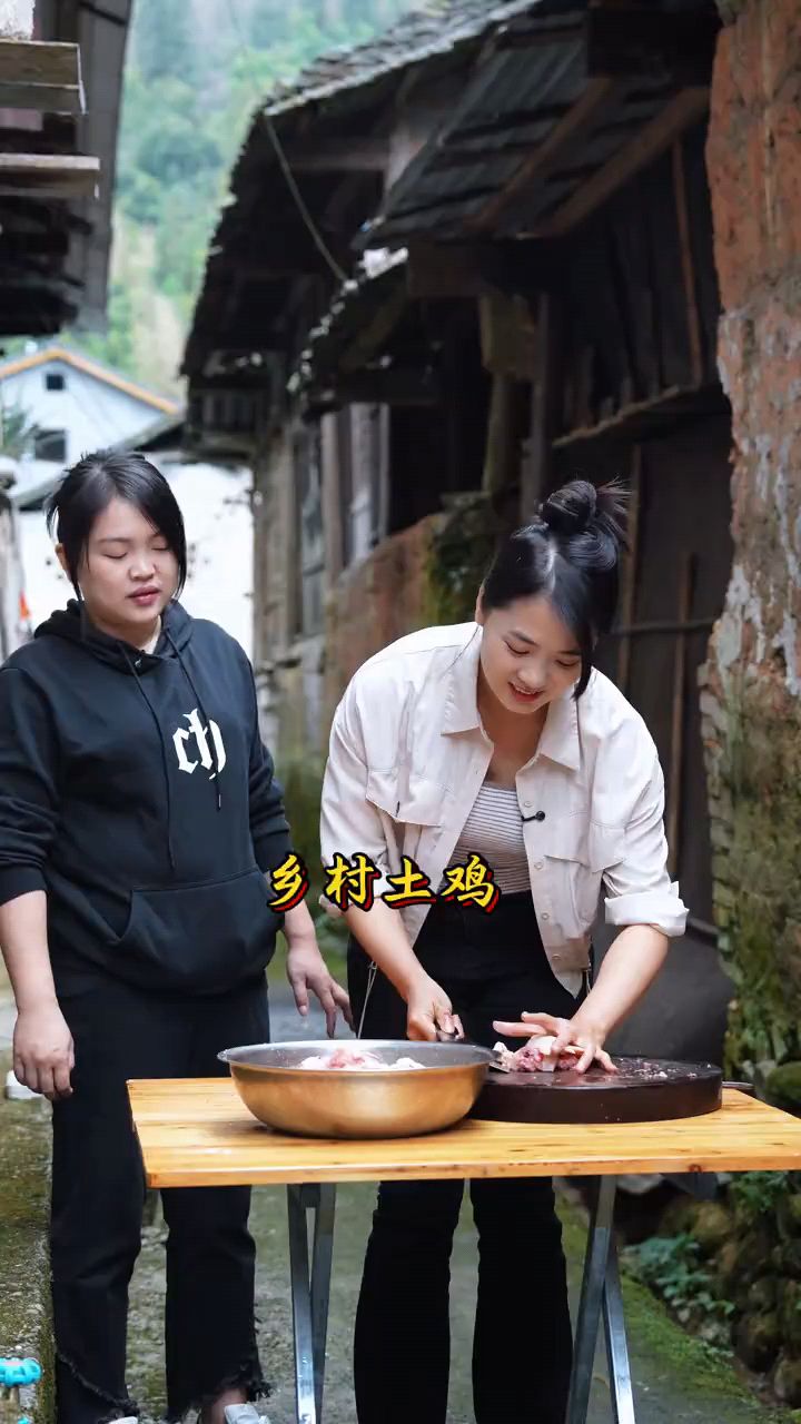 在农村，来客了、没有什么菜，都是腊肉土鸡来招待！