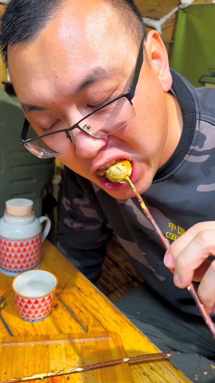 木屋烧烤局!这一口毛蛋吃得太香了!