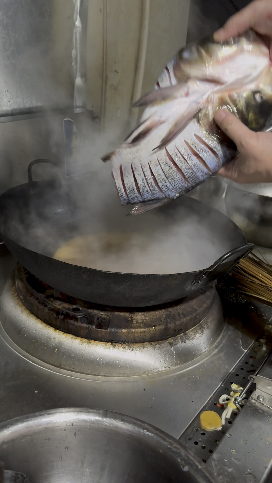 亳州小伙做特色商丘口味的麻辣鱼头!没想到生意这么火!