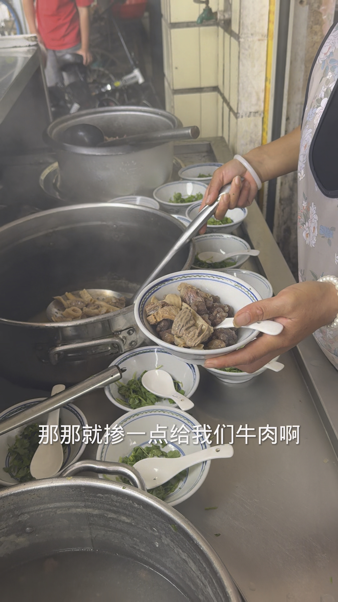 路过龙岩朋口来一碗当地特色的牛肉汤!13块钱一碗!味道很不错!