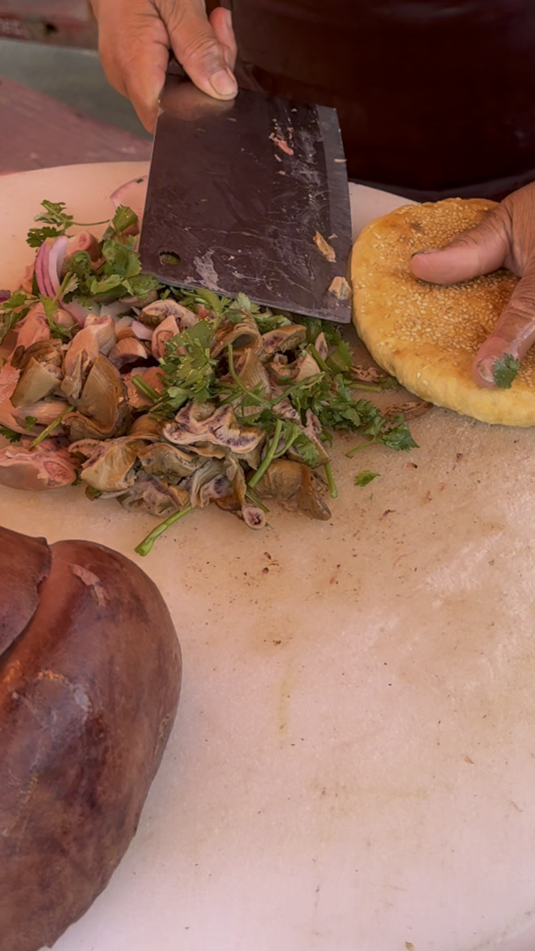 亳州乡镇上大锅卤肉，烧饼夹紫肠放上蒜汁和辣椒一口一个不吱声！