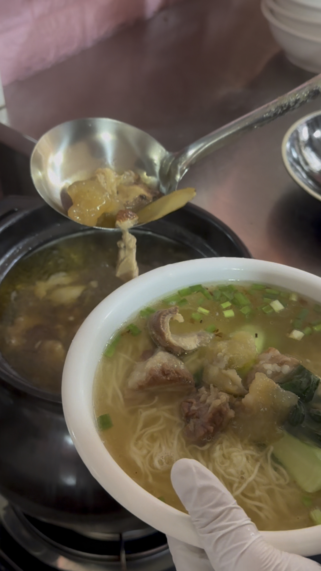 福建连城老城区巷子里的特色炆牛肉面，肉很烂而香！