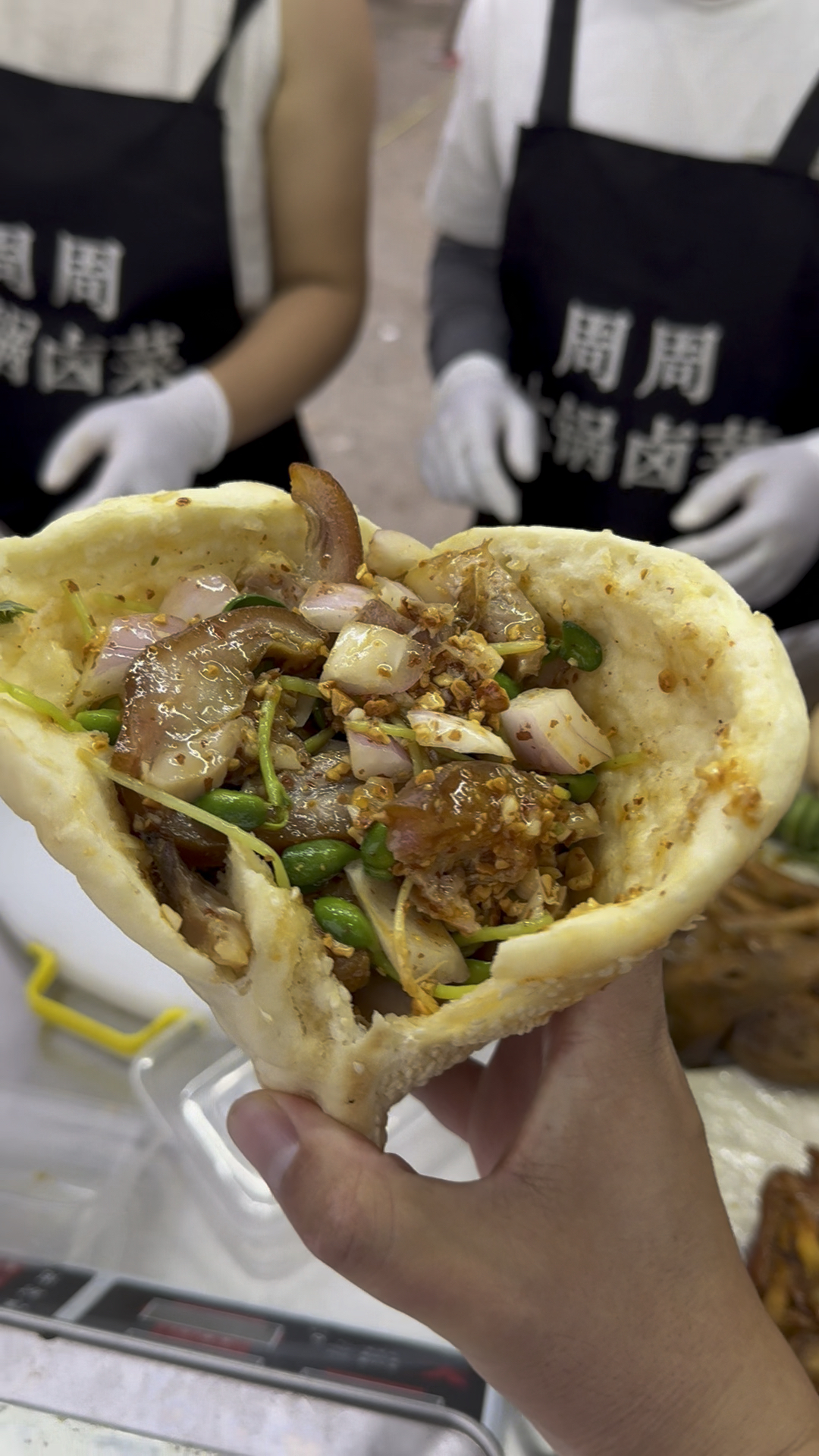 皖北乡镇路边大锅卤肉，放上花生碎拌一下夹烧饼真是太香了！