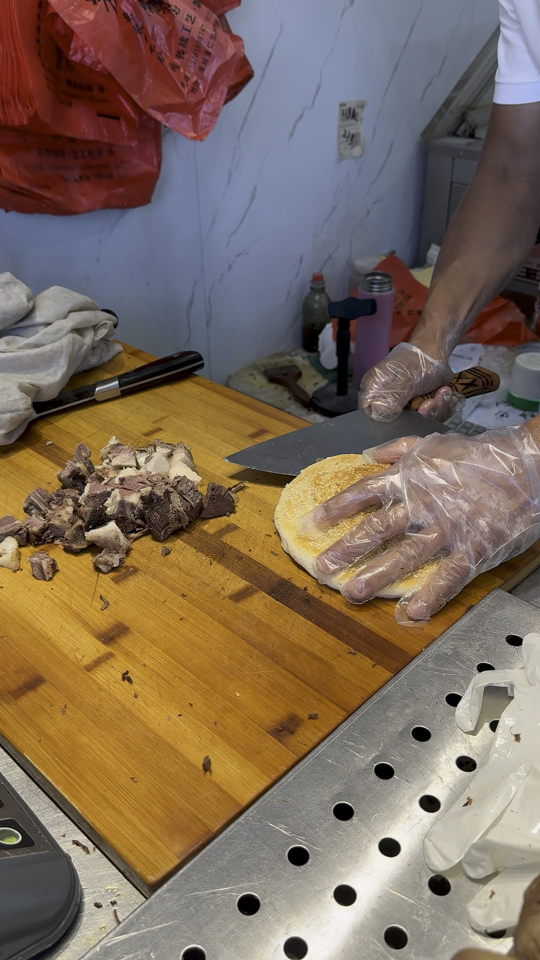 河南商丘乡镇上的特色硬核美食驴肉，一斤140，烧饼夹64块钱的！