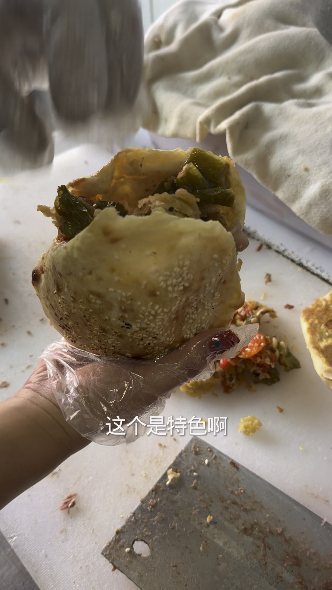 河南鹿邑高口大锅卤肉，烧饼夹十块钱护心肉和猪头肉放上炕面椒香