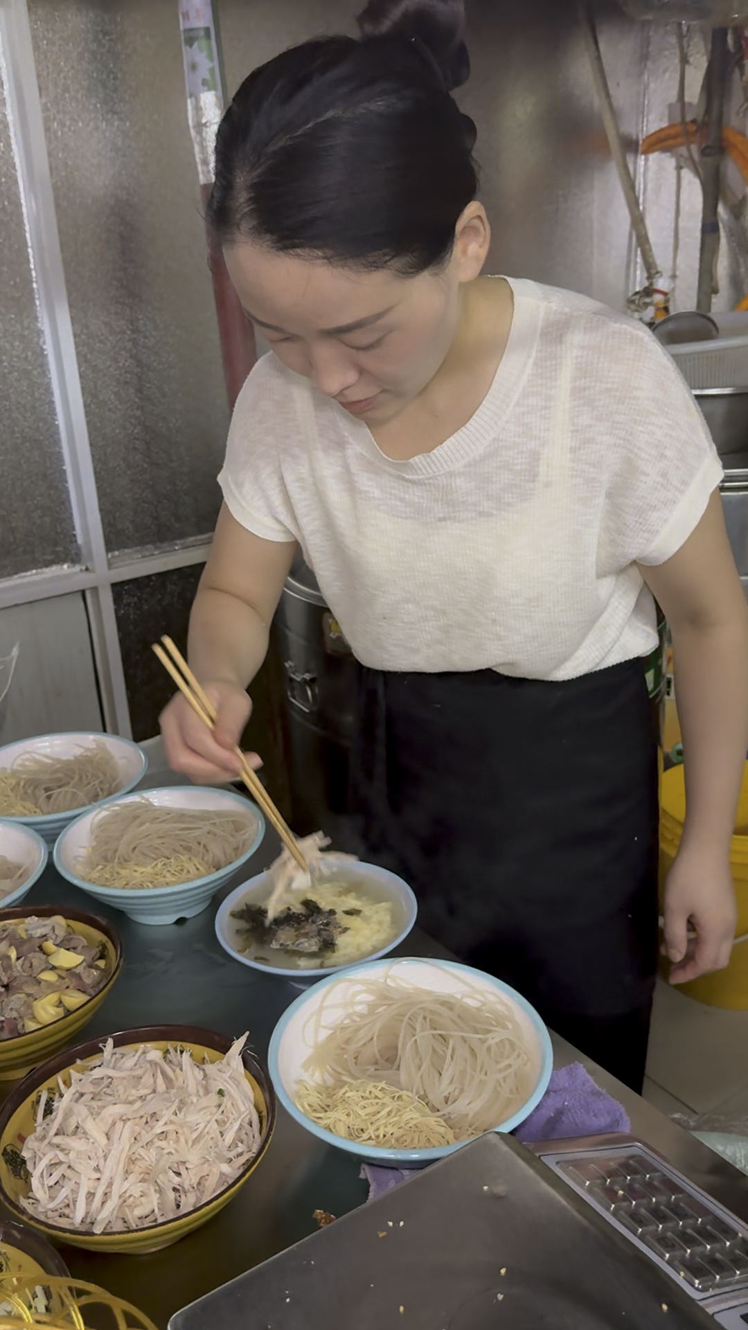 亳州夫妻俩做特色老母鸡汤，油饼加鸡汤绝配，鸡汤只要10块钱！