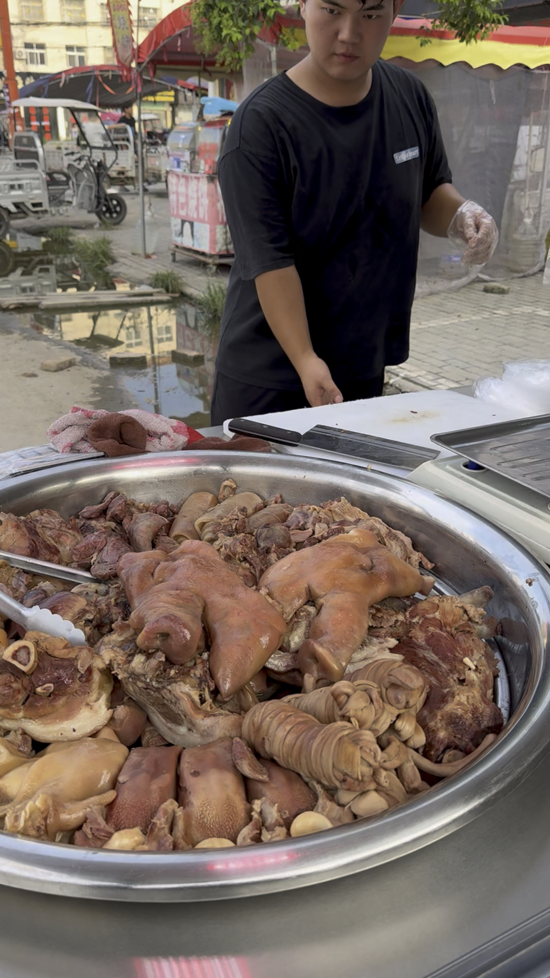 河南永城小伙乡镇街头做卤肉,卤肉20一斤,热烧饼夹热卤肉才是香