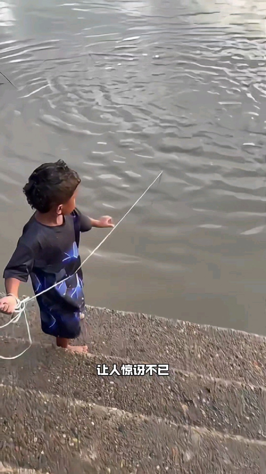 一网就能捕到这么多鱼，小男孩太厉害了