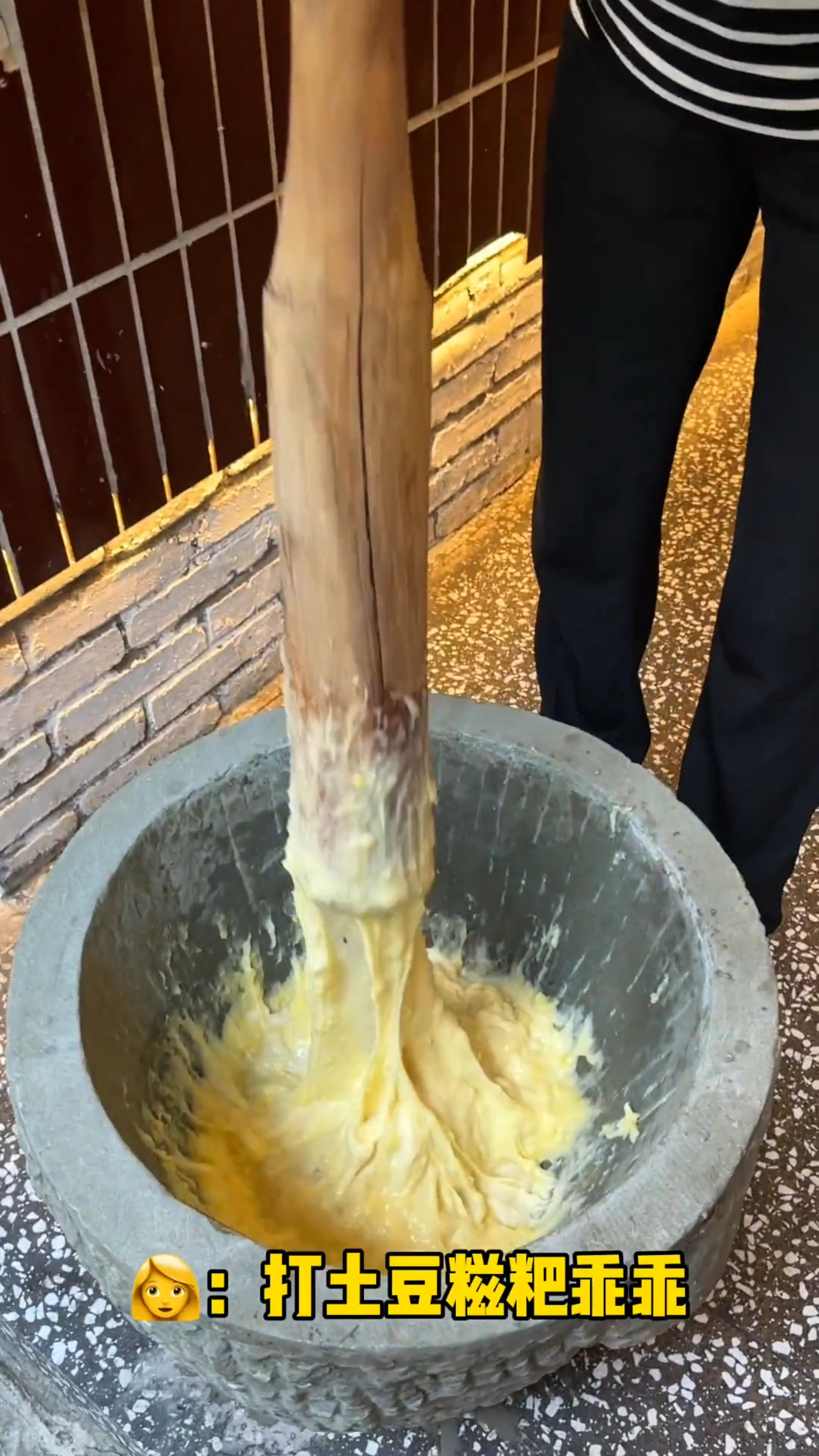 农村外婆告诉我们一种特色美食,土豆糯米糍粑,这味道吃起来真奇