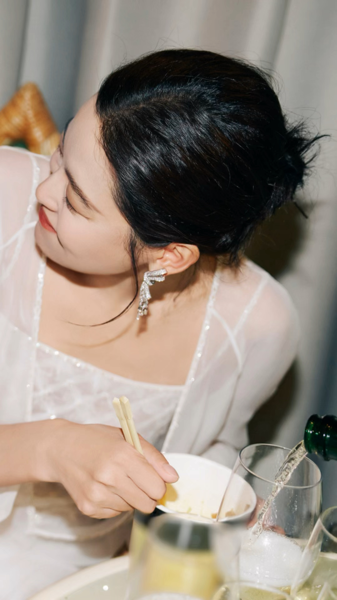 辛芷蕾吃泡面配香槟庆祝封后,吃相过于真实!