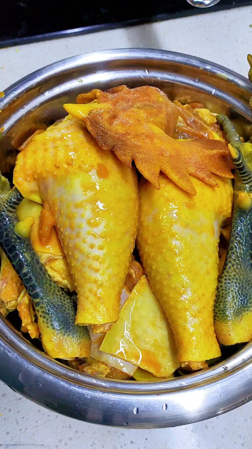 孩子爷爷奶奶拿来的的鸡,自己家养的大公鸡,做个简单又好吃的盐