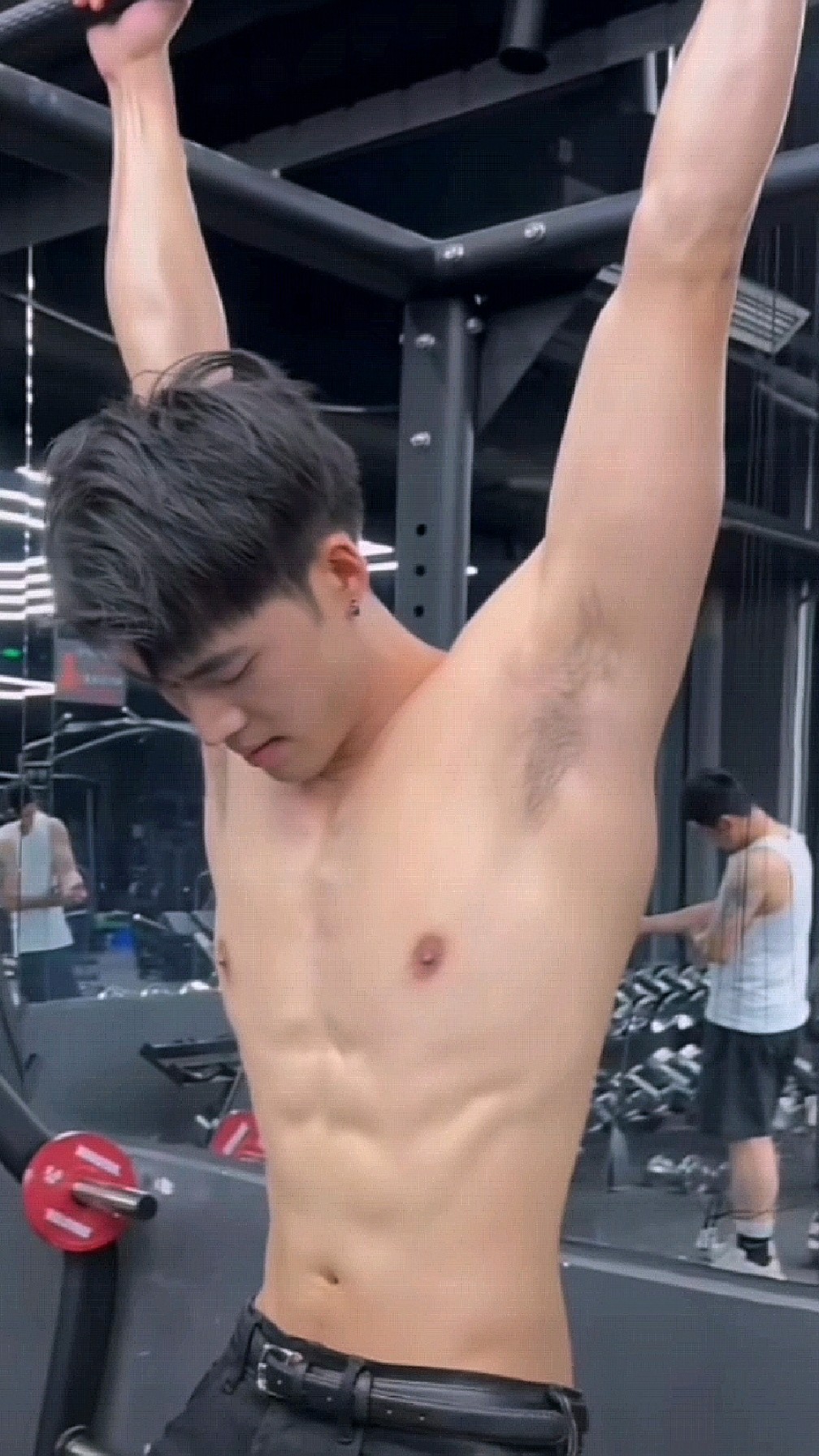 酷帅黑系健身鲜肉小哥肌肉男,脱衣现健壮身材,不愁找不到男朋友