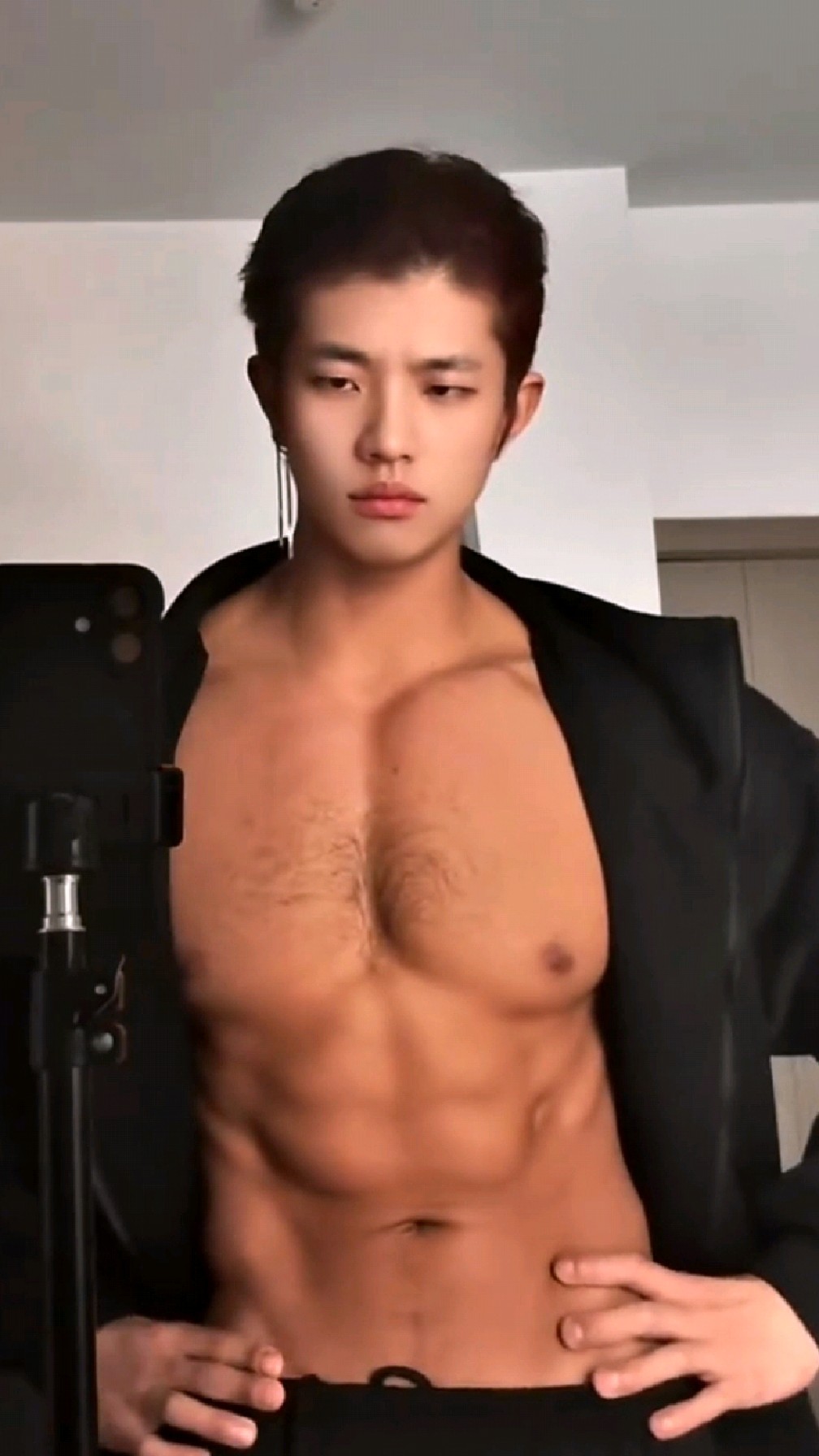 家人们谁懂!奶油颜肌肉小哥哥自拍照流出,胸肌胸毛太撩人了吧!