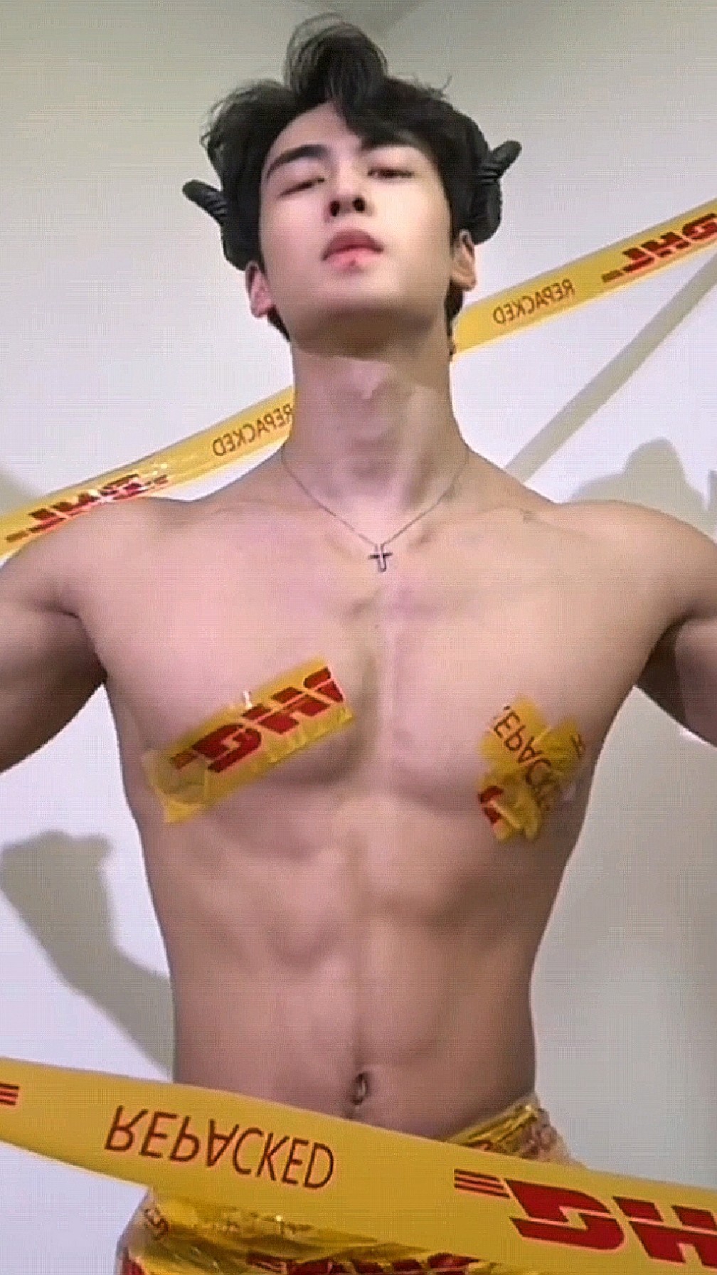 英俊酷帅奶味五官的肌肉男,胶带写真出圈,这反差魅力谁顶得住?