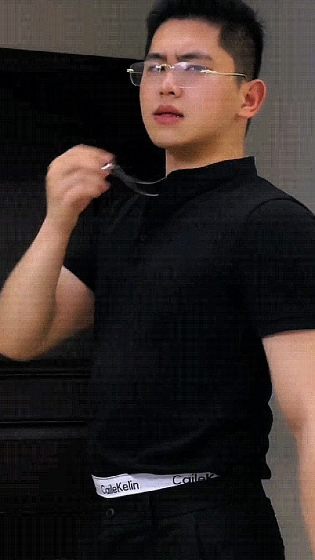 家人们谁懂啊!戴眼镜的阳刚肌肉男在家跳劲舞,顶胯扭腰太辣眼睛