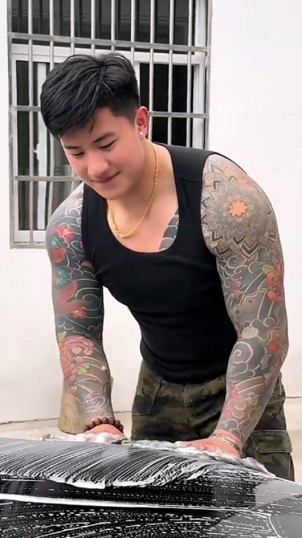 哇哦!花臂耳钉肌肉男卖力擦车,黑背心配文身,难道要赴男网友约