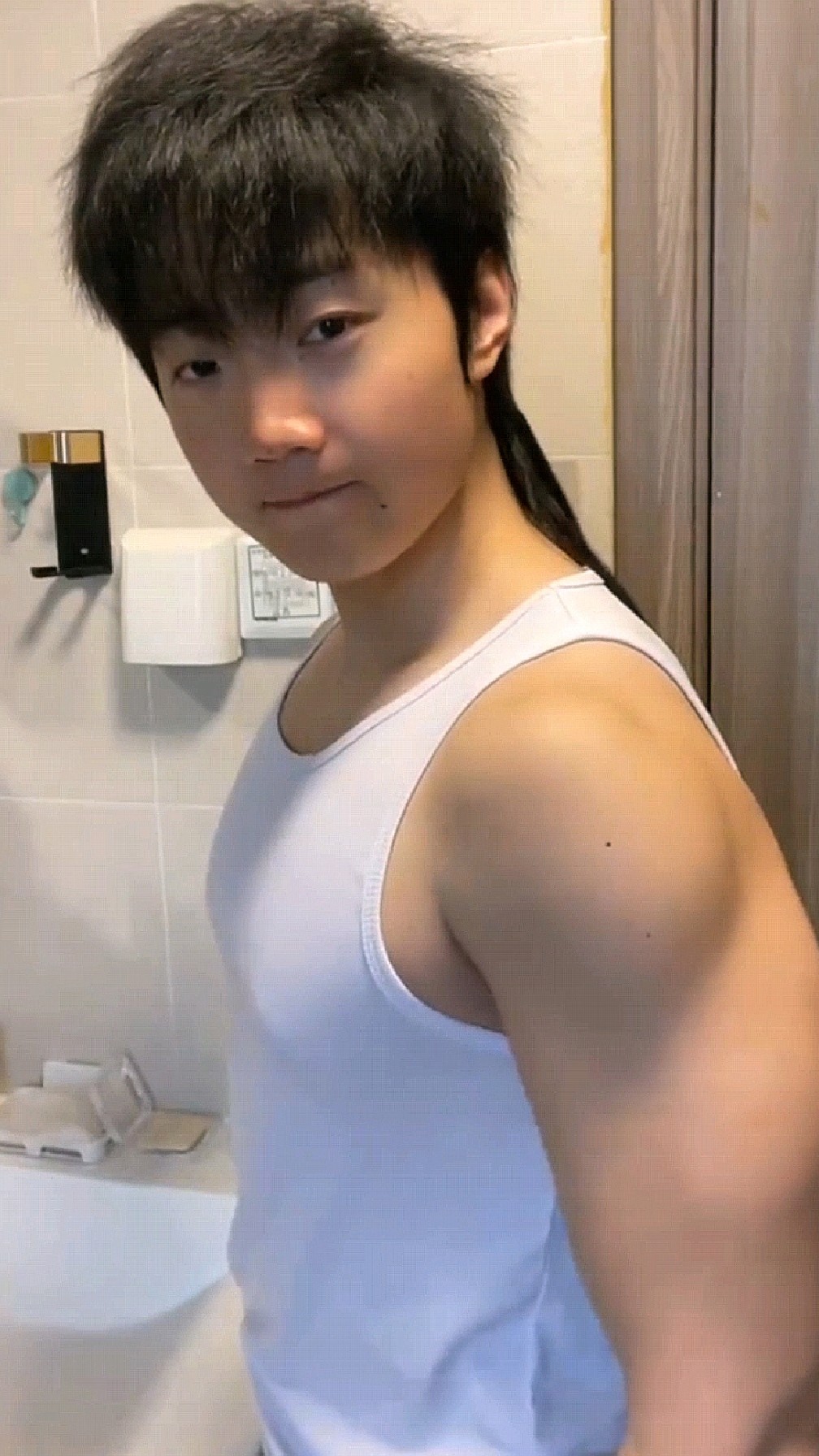 惊爆!背影难猜颜值的肌肉奶油小哥,脱衣转身,暧昧姿势谁能扛?