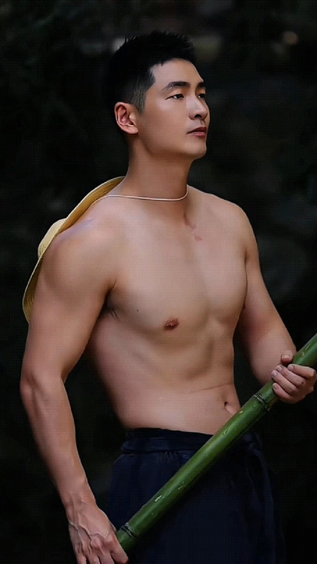 被帅麻了!寸发肌肉男光膀子游山玩水,小麦肤色+立体五官,太绝了