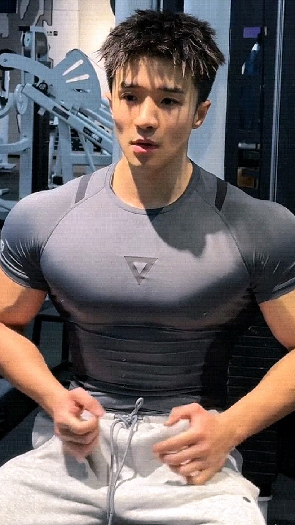 谁懂!健身房偶遇肌肉男大,边练边自拍,紧身T恤下的腱子肉太绝了