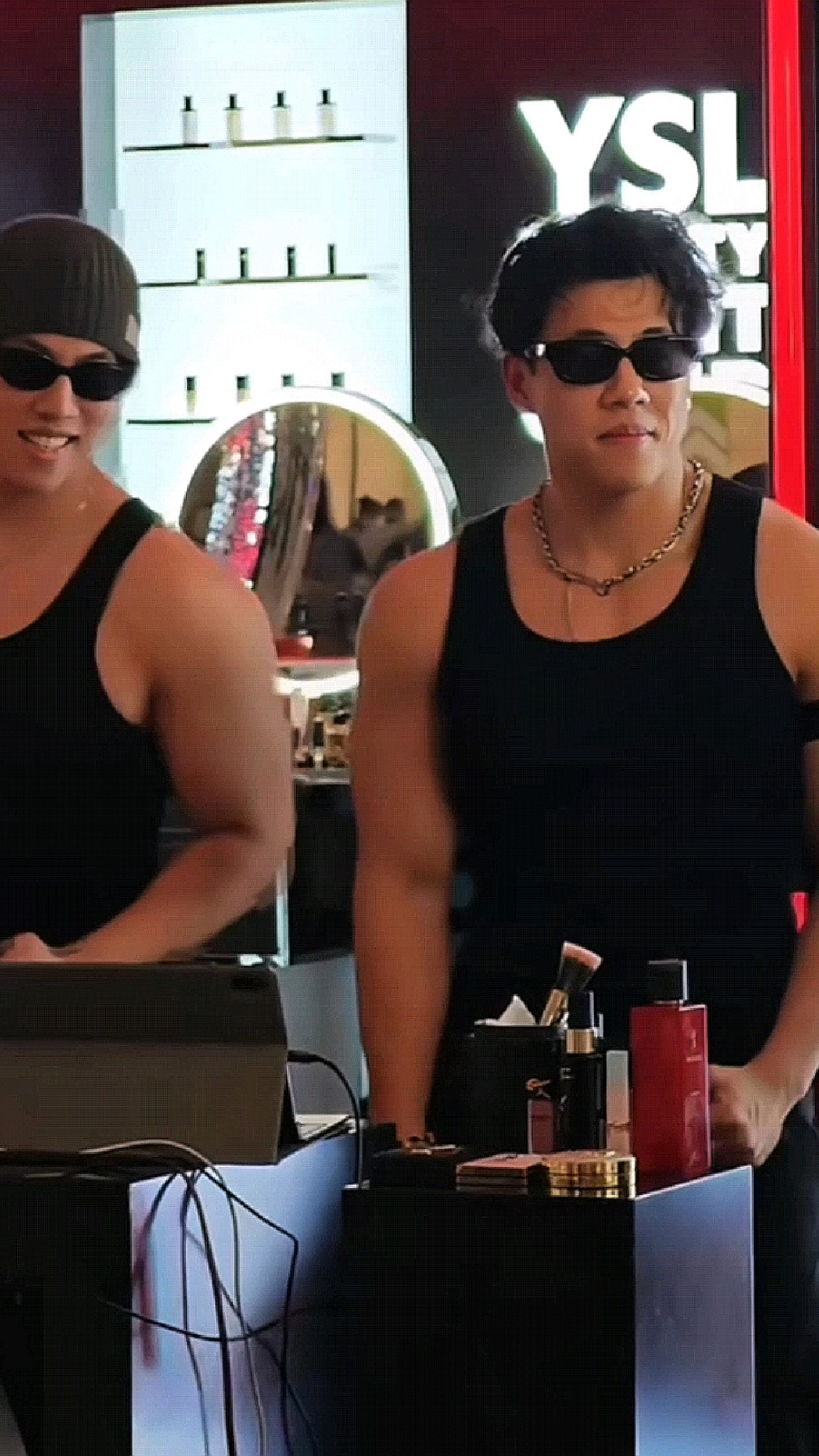 酒吧偶遇双生肌肉男,穿黑背心戴墨镜超飒,这腰和身材谁顶得住呀