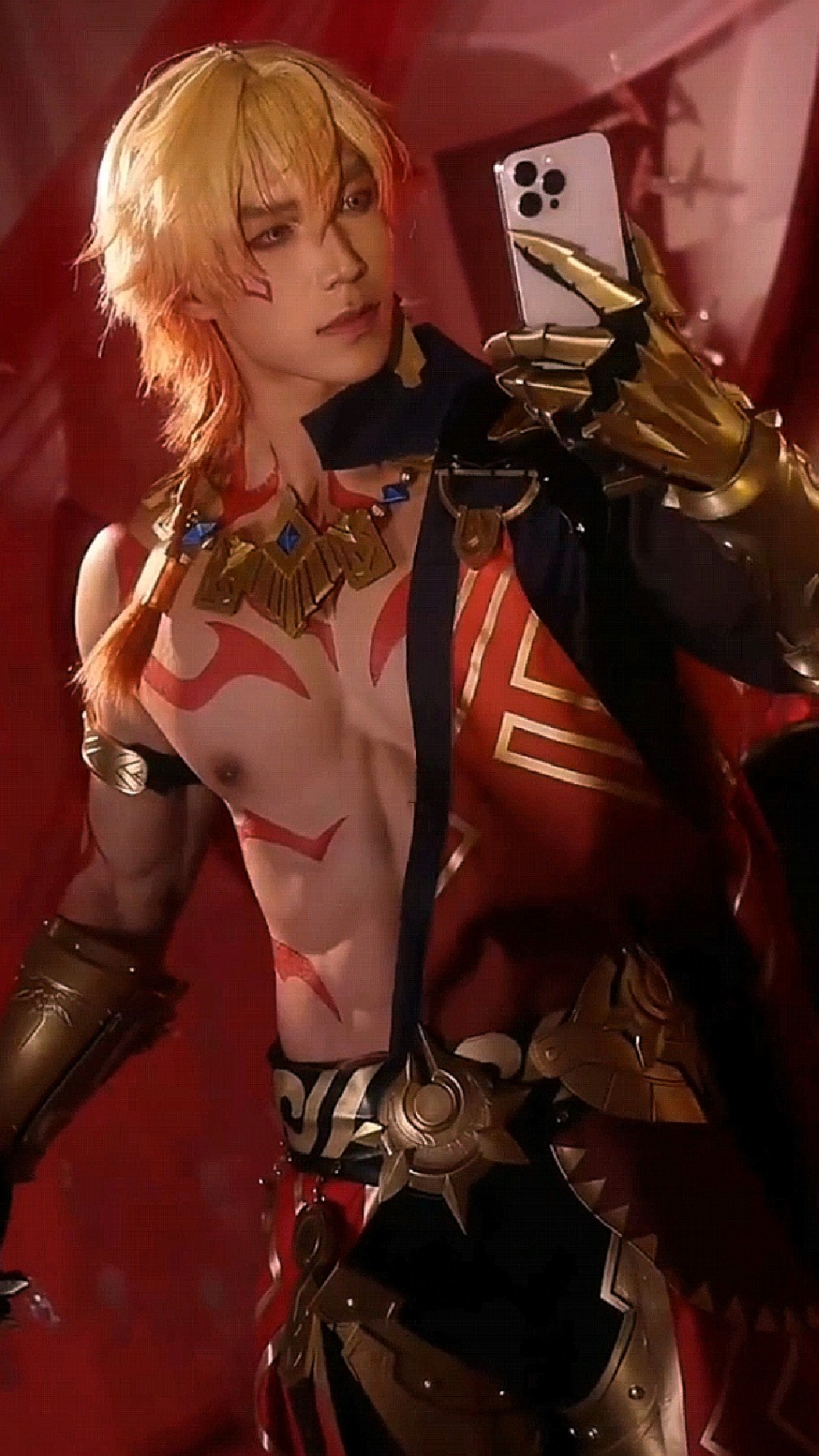 颜值逆天!肌肉男生cos动漫角色,身材炸裂腹肌抢镜,次元壁被撞破