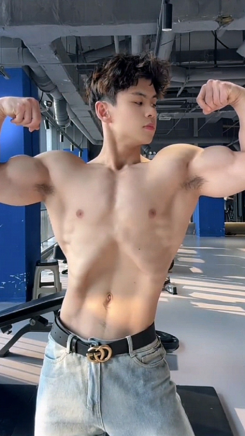 牛仔裤肌肉男健身房光膀秀身材,姿势专业颜值高,哪家小哥能拥有