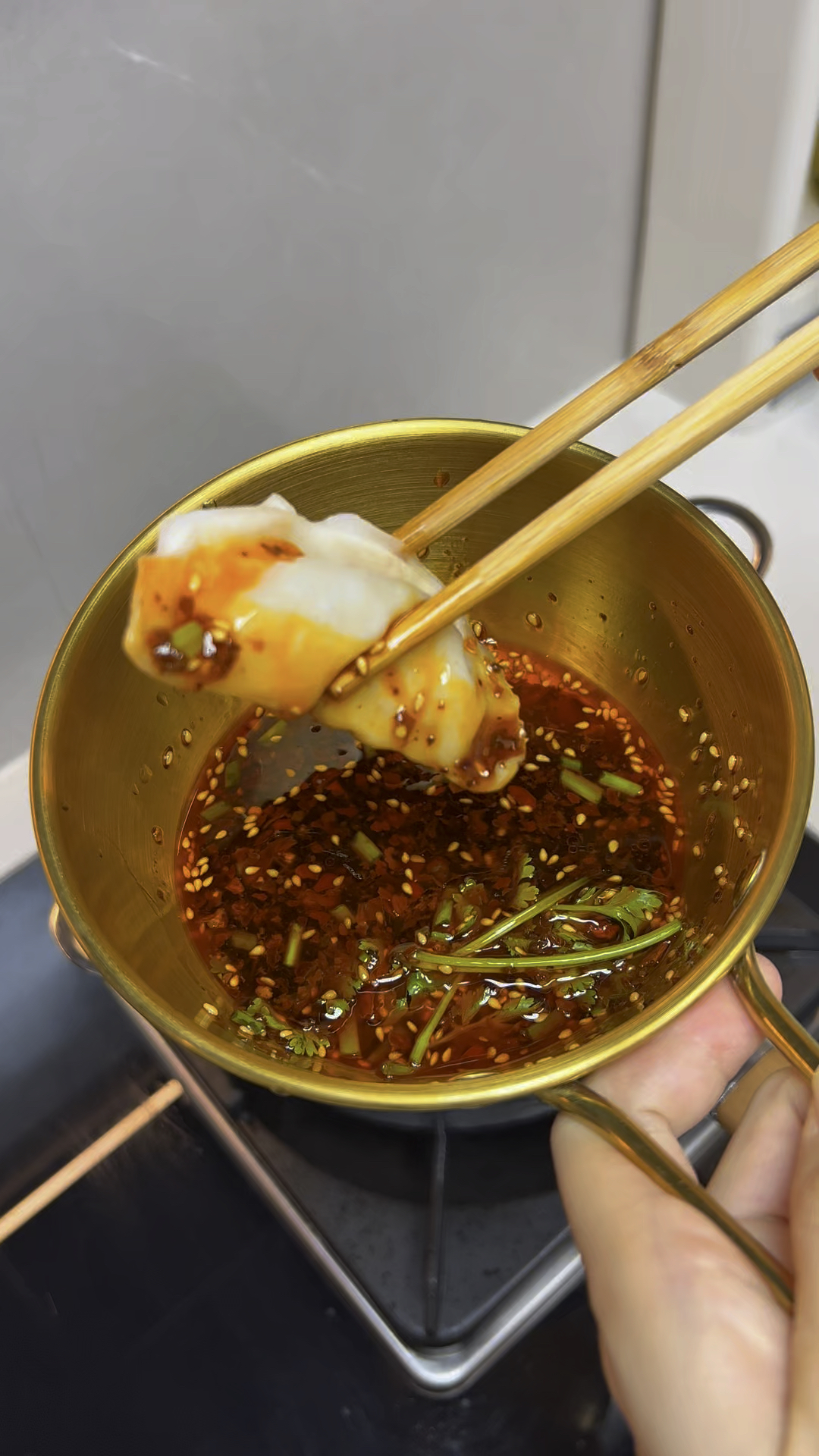 邪修修炼就是快,蒸饺子用白菜叶当蒸垫,蒸出来的饺子一点也不粘