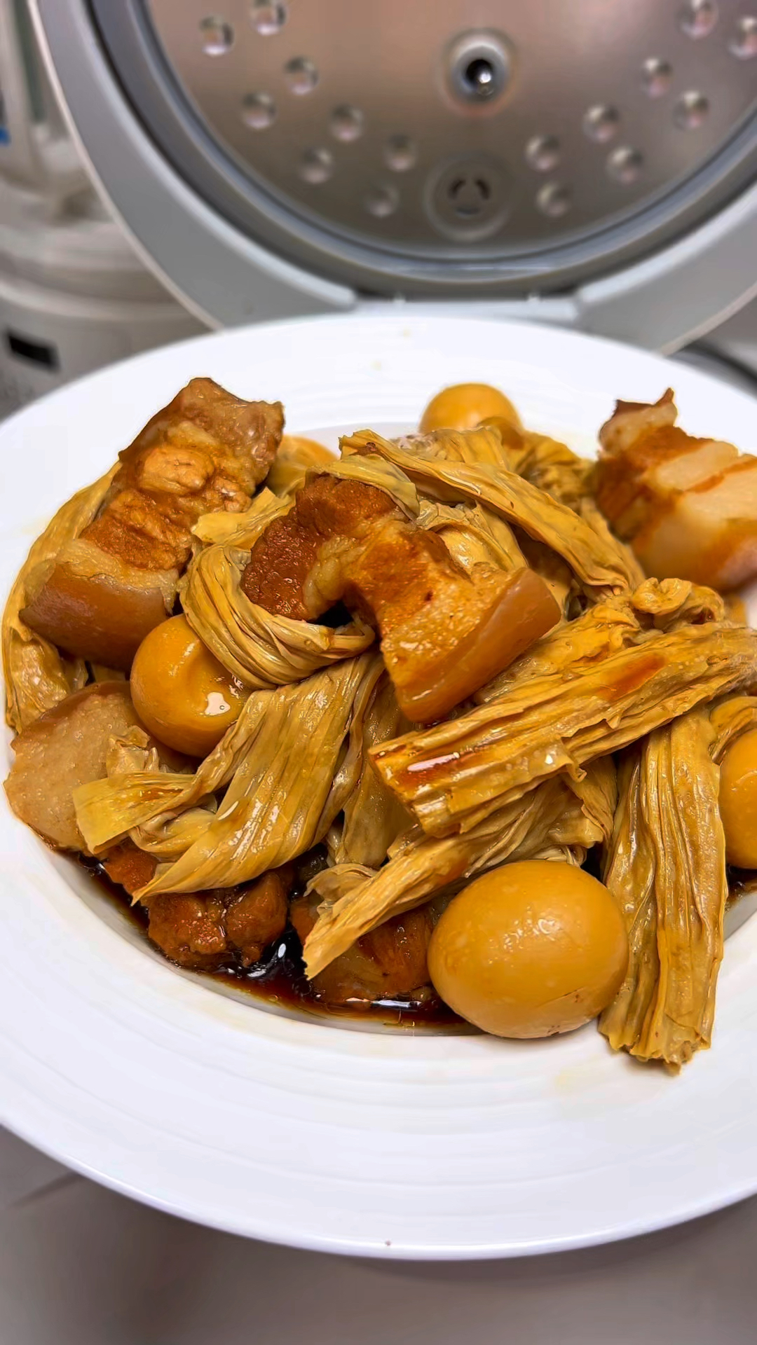 邪修做菜就是简单,一个电饭煲做出美味的红烧肉,软烂入味!