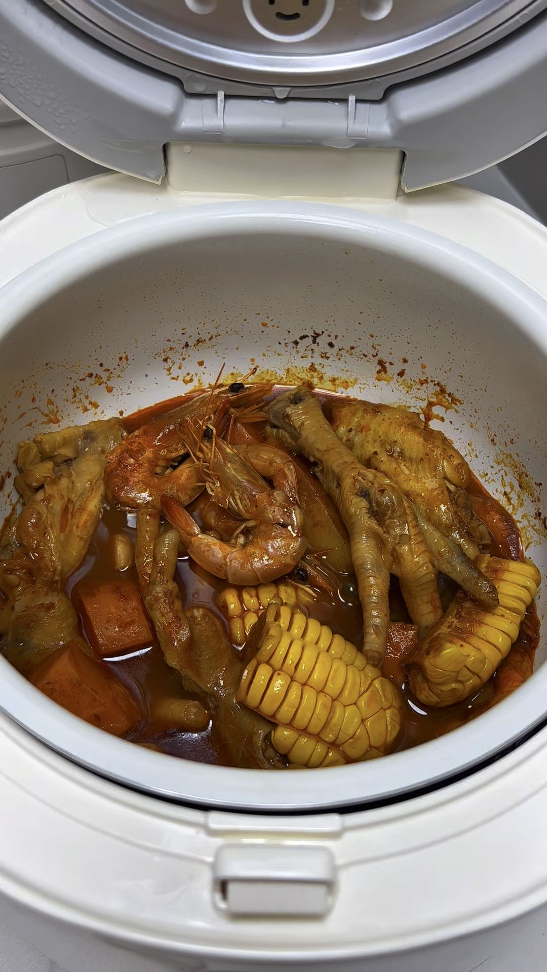 邪修做饭有多轻松,鸡翅鸡爪虾煲一锅出,简单又美味