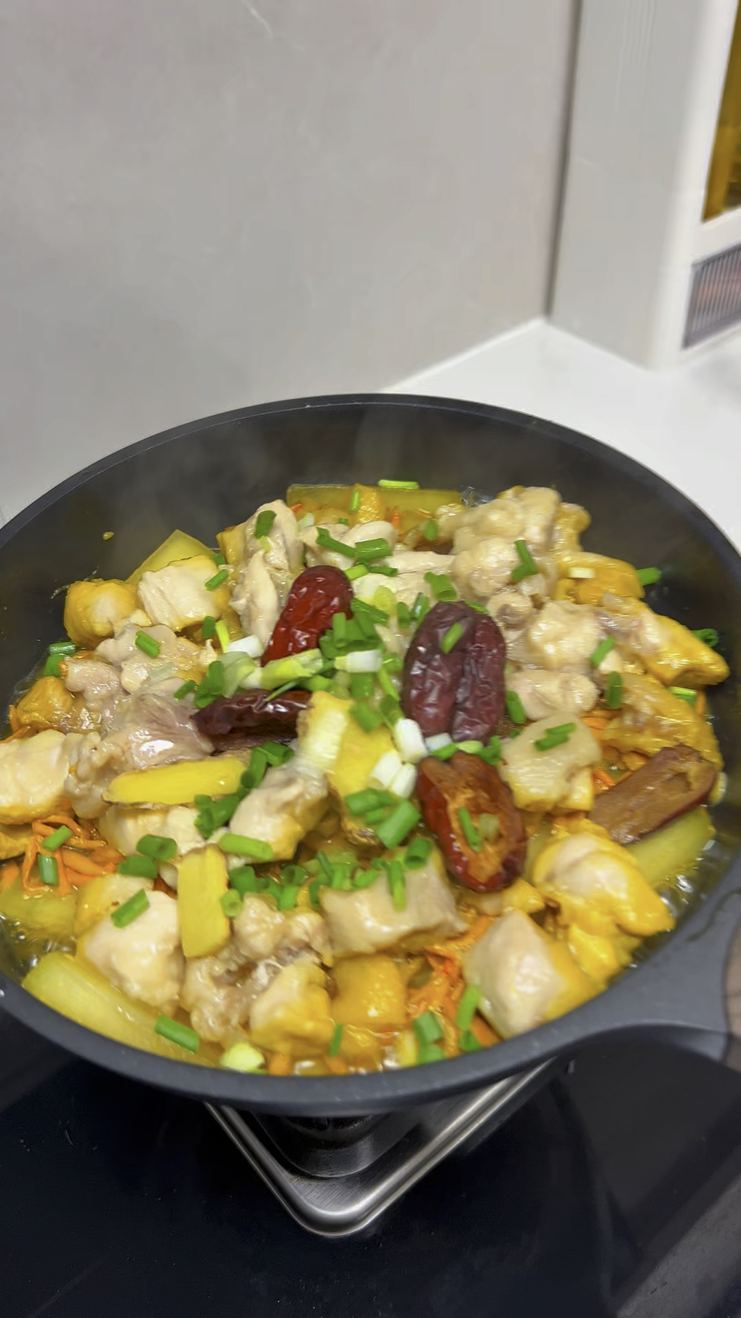 冬瓜桑拿鸡，一滴水都不用加，做法很简单，鸡肉鲜嫩无比！