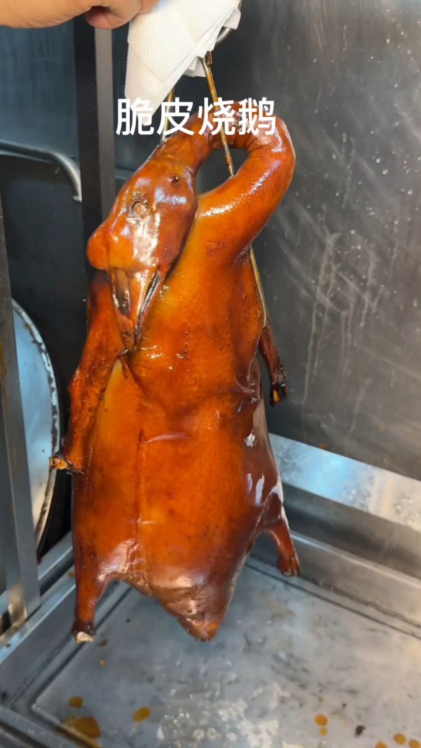 广东街头脆皮烧鹅，一口爆汁超满足！