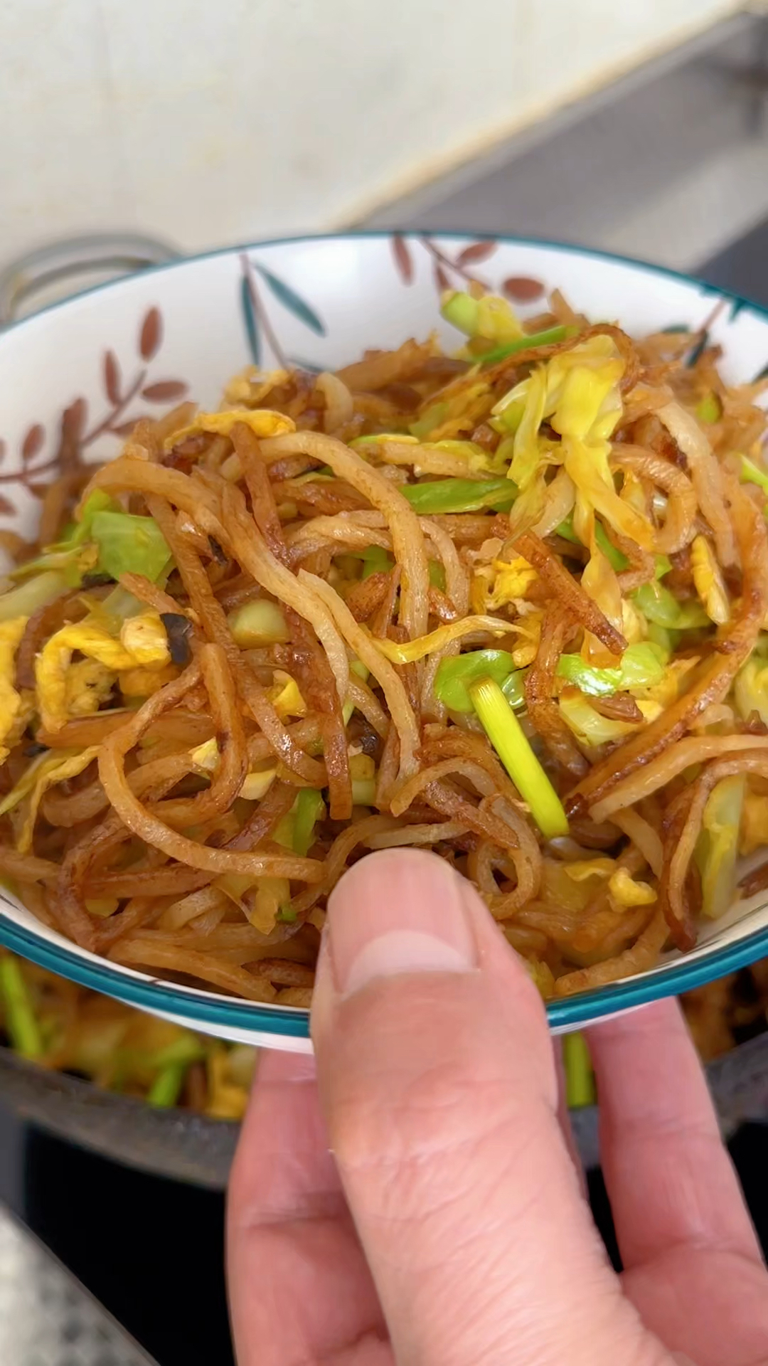 鸡蛋白菜蒜苔炒饼